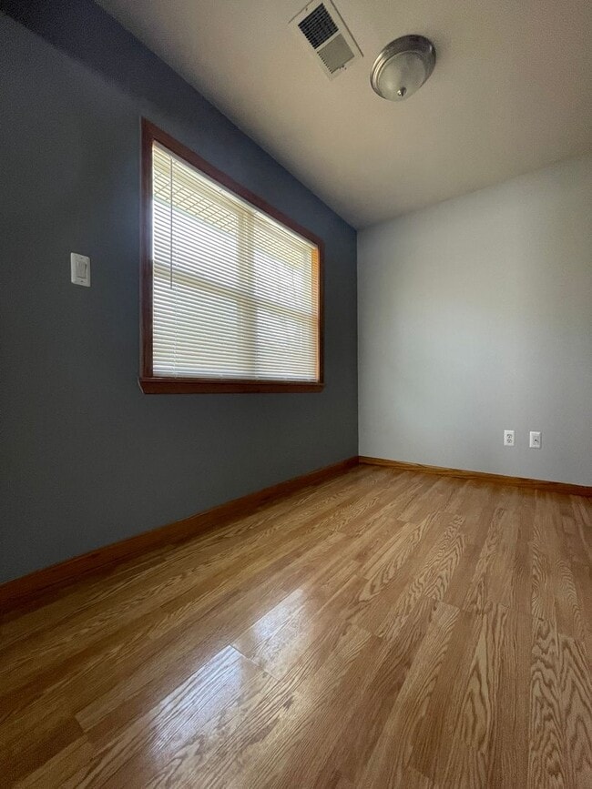 Building Photo - 3 BED 1 BATH SINGLE FAMILY, RANCH STYLE HOME ----- LONG ST. LIVONIA