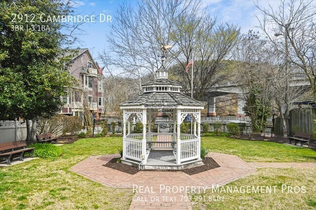 Building Photo - 2912 Cambridge Dr