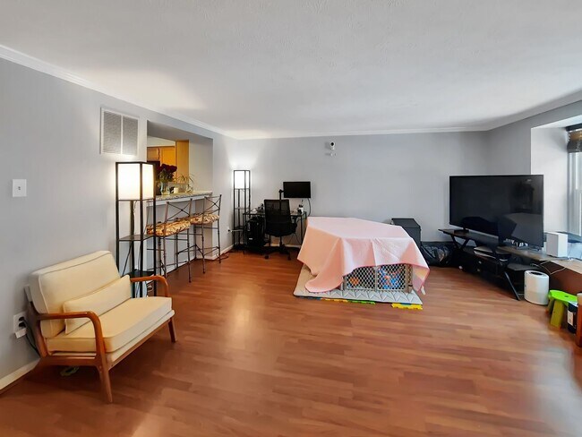 Building Photo - Spacious 3BR/2.5BA End-Unit TH in Windsor Mill + Move-In Special!