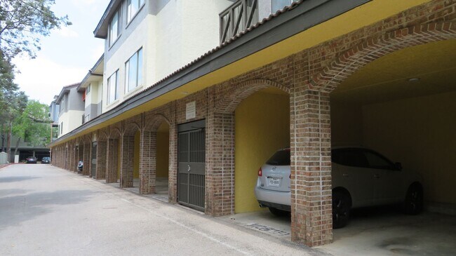 Building Photo - Beautiful 2 bed 1 bath condo 3 blocks from...