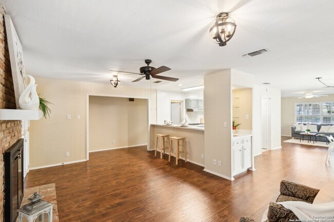 Building Photo - WHISPERING OAKS GARDEN HOME