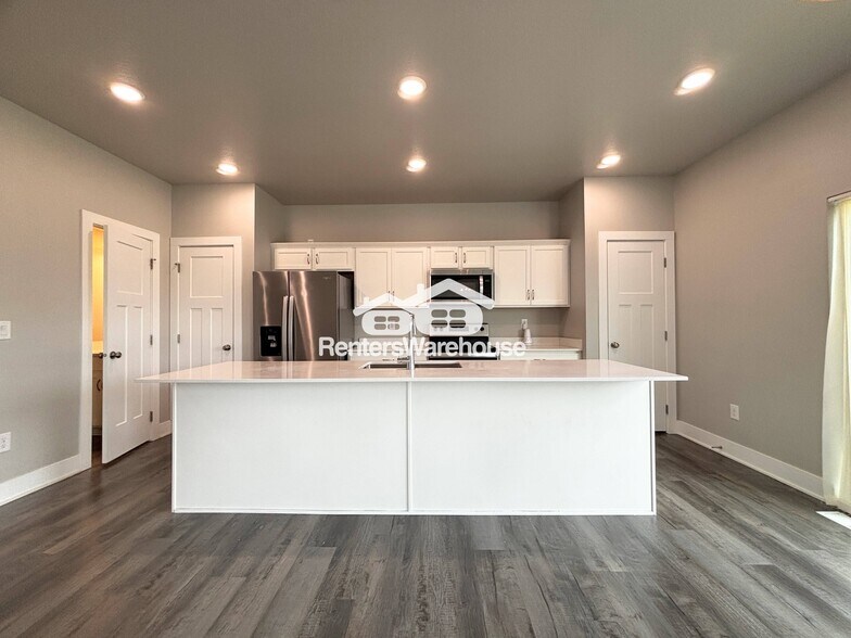 Building Photo - 15231 Deerview Dr