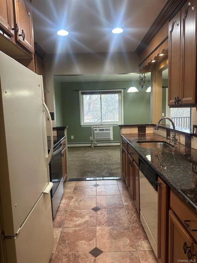 Building Photo - 10 Skyline Dr