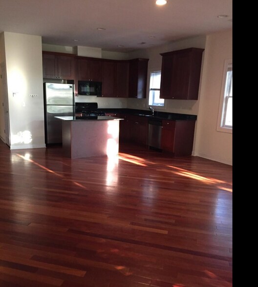 Primary Photo - 3114 N Racine Ave