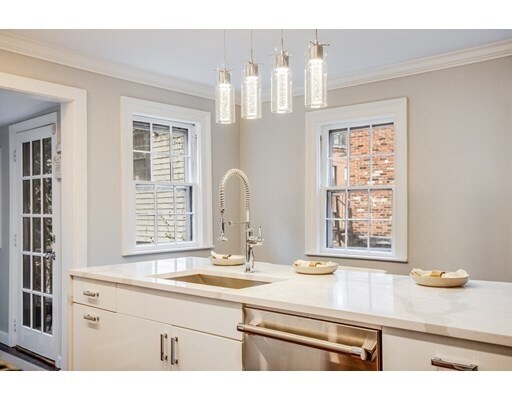 Building Photo - 36 Joy St