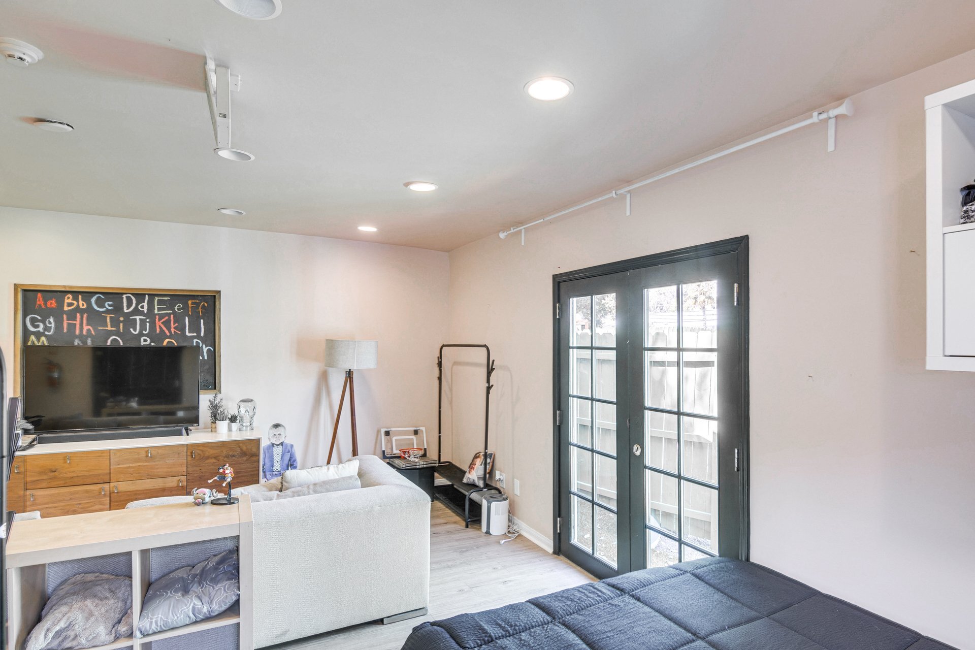 Building Photo - 3863 Broadlawn Dr
