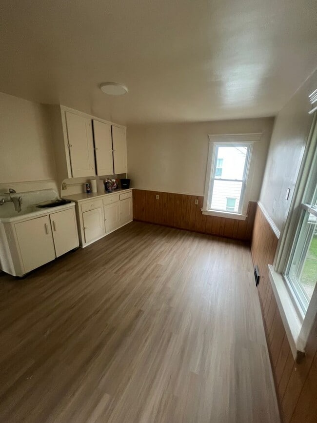 Building Photo - 1146 E 26th St