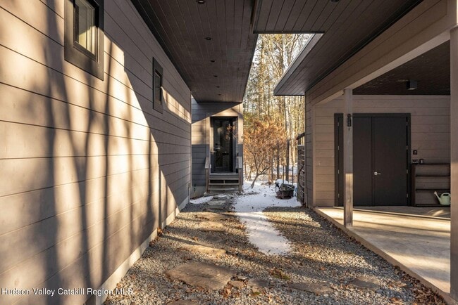 Building Photo - 70 Raybrook Dr