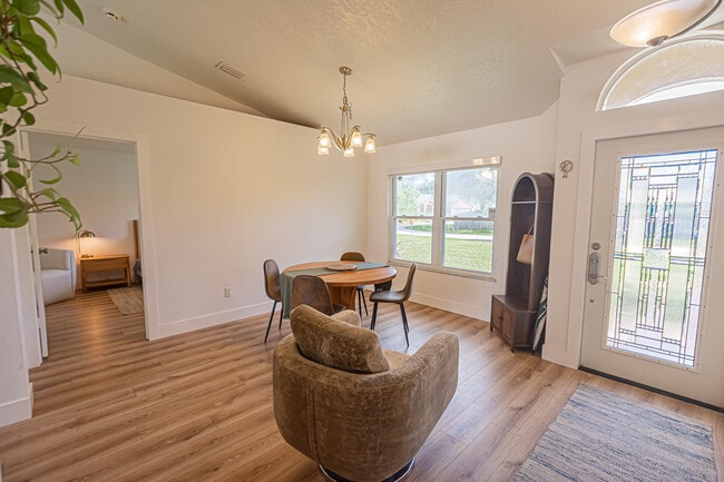 Building Photo - 526 SW Dairy Rd