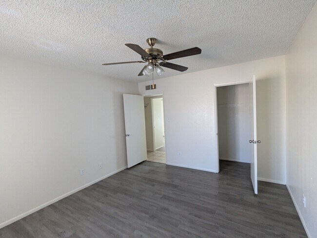 Building Photo - 563 N Santa Anna