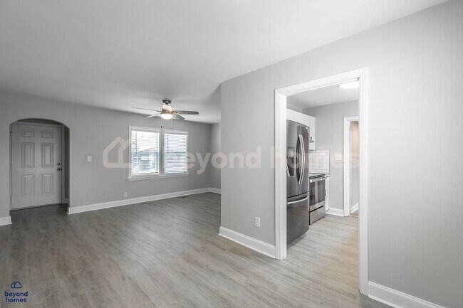 Building Photo - Beautiful and Newly Renovated 3 bedroom / ...