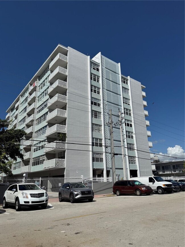 Building Photo - 2016 Bay Dr