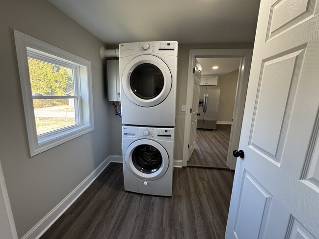 Building Photo - 122 N Vine St