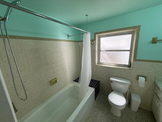 Building Photo - 605 E Coast Ave