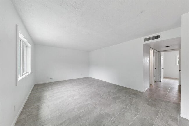 Building Photo - 1312 W Adoue St