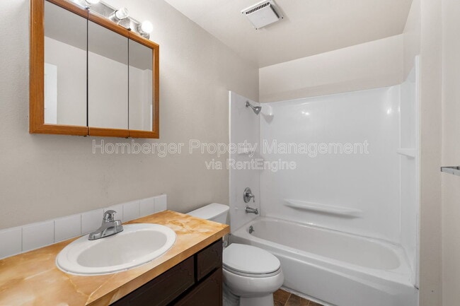 Building Photo - 911 E Bridgeport Ave