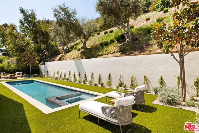 Building Photo - 8628 Edwin Dr