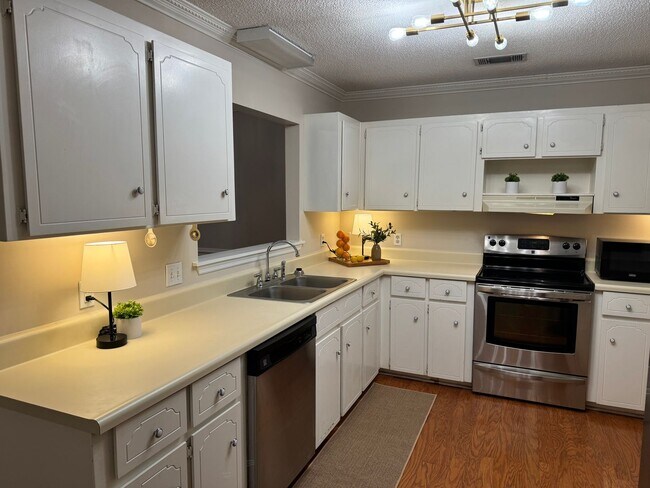 Building Photo - 2 bedroom Townhouse