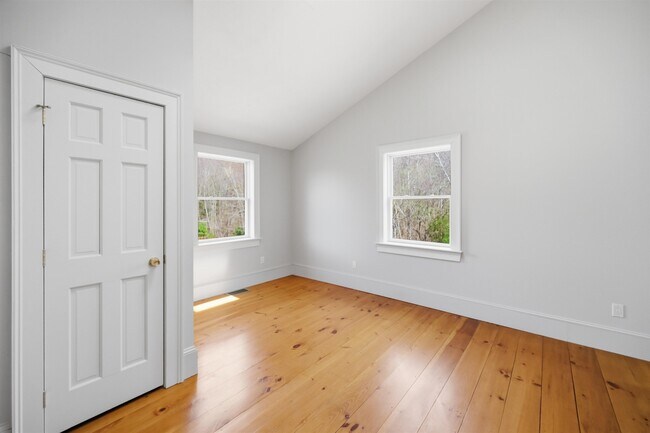 Building Photo - 564 Main St