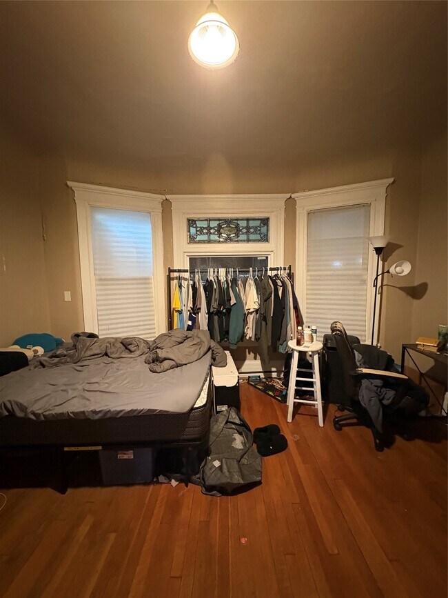 Building Photo - 121 Oak St