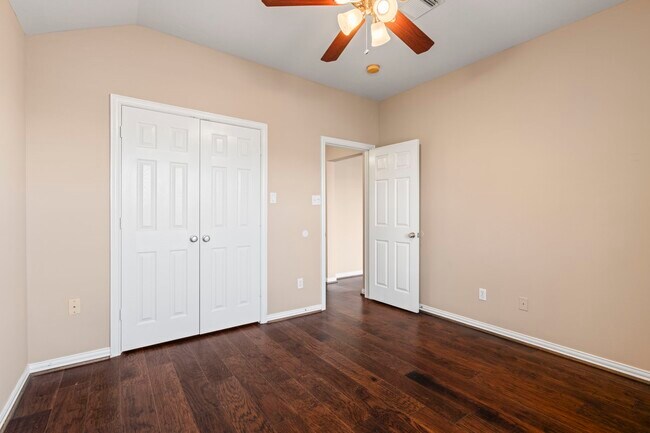 Building Photo - 10011 Lakeside Gables Dr