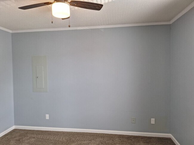 Building Photo - HOLIDAY MOVE IN SPECIAL. $500.00 OFF OF TH...