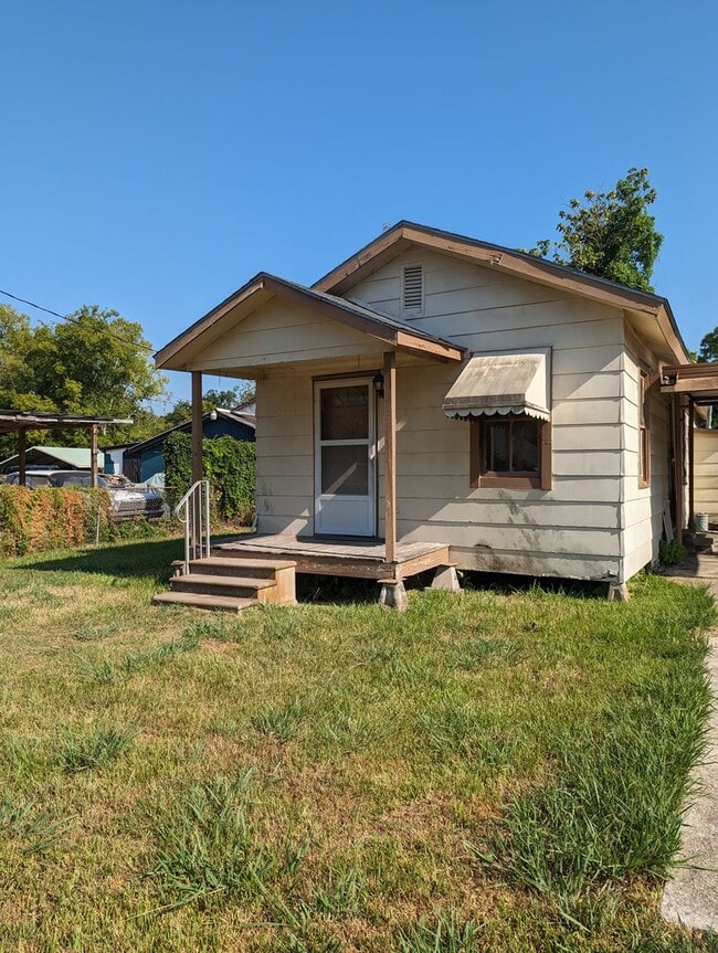 Building Photo - 3 Bed 1 Bath Cozy Home
