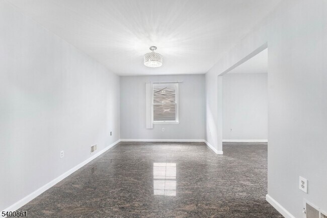 Building Photo - 466 Lidgerwood Ave