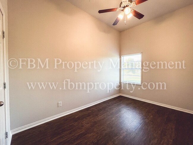 Building Photo - Beautiful 3 Bedroom, 2 Bathroom Home in En...
