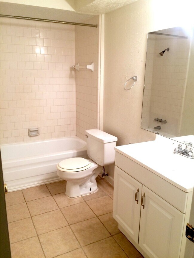 Building Photo - 2119 Whitelaw Dr