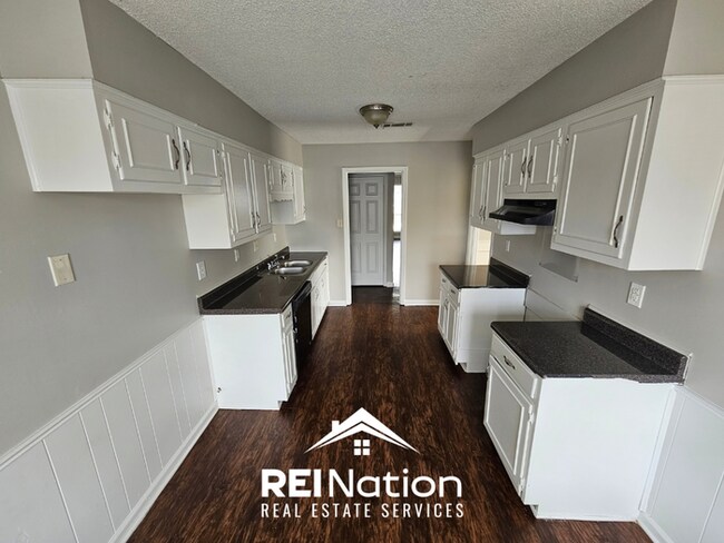 Building Photo - MEMPHIS CHARMER! | Brick Fireplace & Bright Windows | 3 Bed / 2 Bath & Fenced Yard!