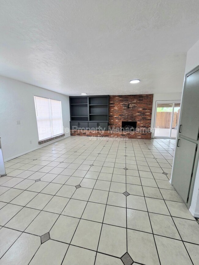 Building Photo - 530 Westwood Ct