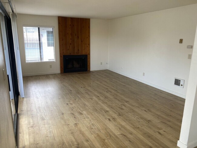 Building Photo - Move-In Special! Large 2BR Condo with GARAGE