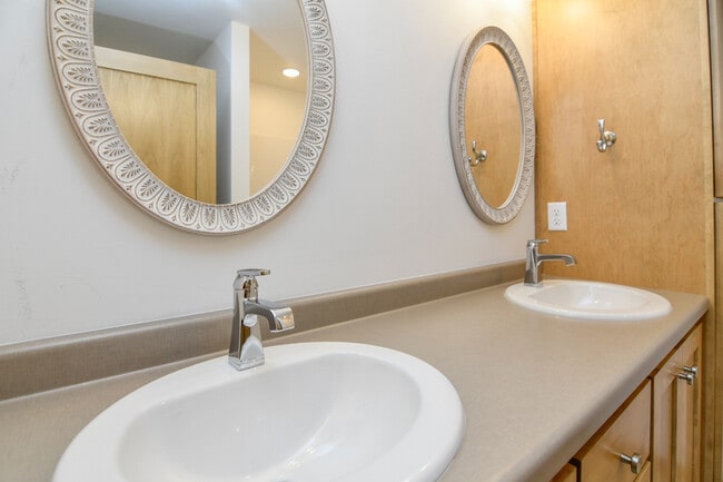 Building Photo - 2220 Blue Stem Ln