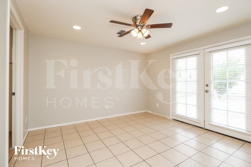 Building Photo - 3250 N 26th Pl