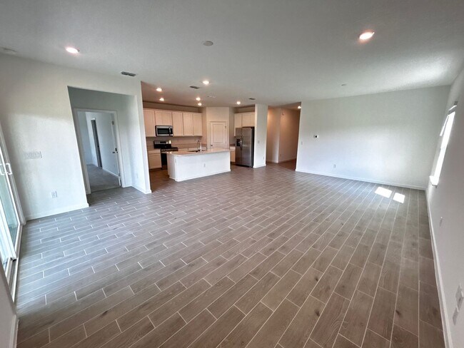 Building Photo - Brand New Pristine 4/3 minutes from River ...