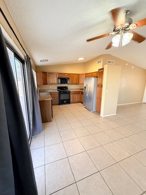 Building Photo - HOUSE FOR RENT