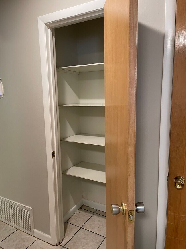 Building Photo - Available Now! Limit of 2 pets. Charming 3 bed, 3 bath, 2 car garage