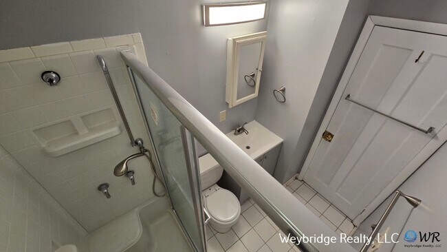 Building Photo - Conveniently Located 2 Bedroom 1 Bath Hous...