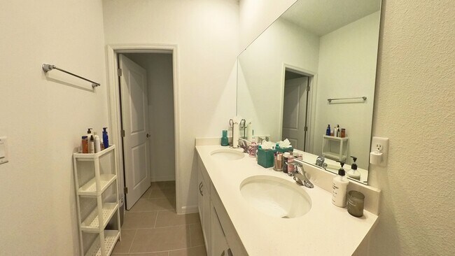 Building Photo - 554 Orient Ave