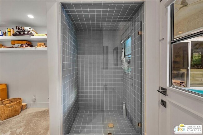 Building Photo - 605 E Sierra Way