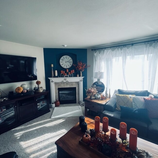 Building Photo - Three Bedroom, 2 Bath Crystal Heights Home...