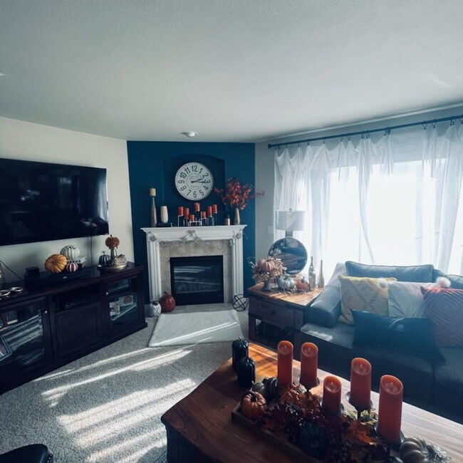 Building Photo - Three Bedroom, 2 Bath Home with New Carpet...