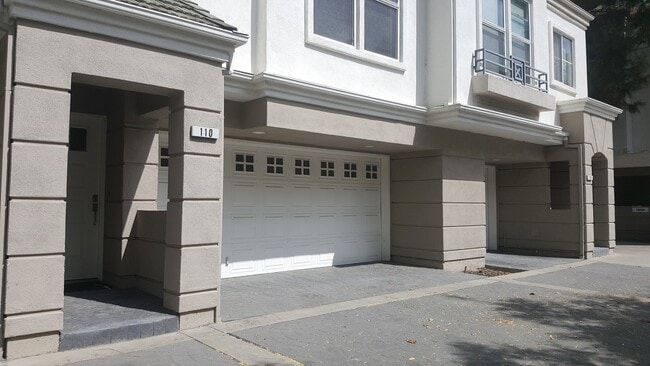 Building Photo - Rare Villagio 2 level townhome with garage and balcony, plus Den