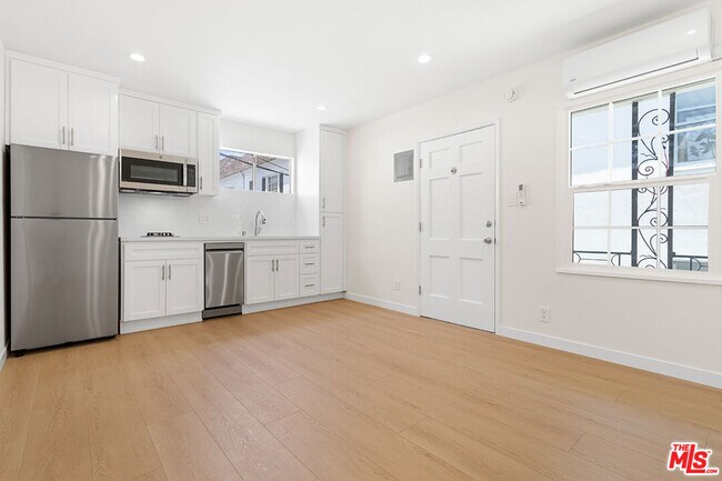 Building Photo - 345 N Sycamore Ave