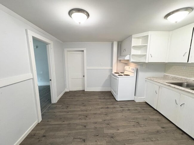 Building Photo - 1294 US-1 Apt E