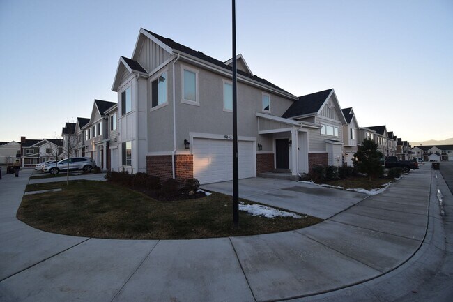 Building Photo - Gorgeous 3 Bedroom Townhome in Sandy!