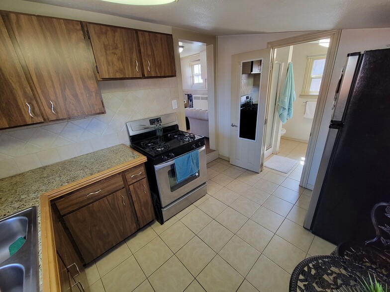 Building Photo - 1675 Ulster St