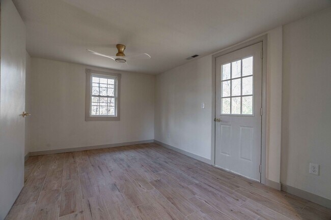 Building Photo - Newly Remodeled 2 Bed 1 Bath Home