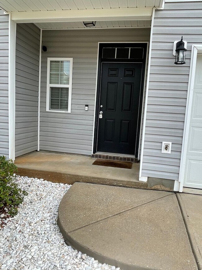 Building Photo - *** MOVE IN SPECIAL! Half OFF 1st Month's Rent!